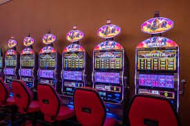 Myanmar ကစားသမားများ Buffalo888 Mobile App ဖြင့် Slots ကစားနေသောပုံ